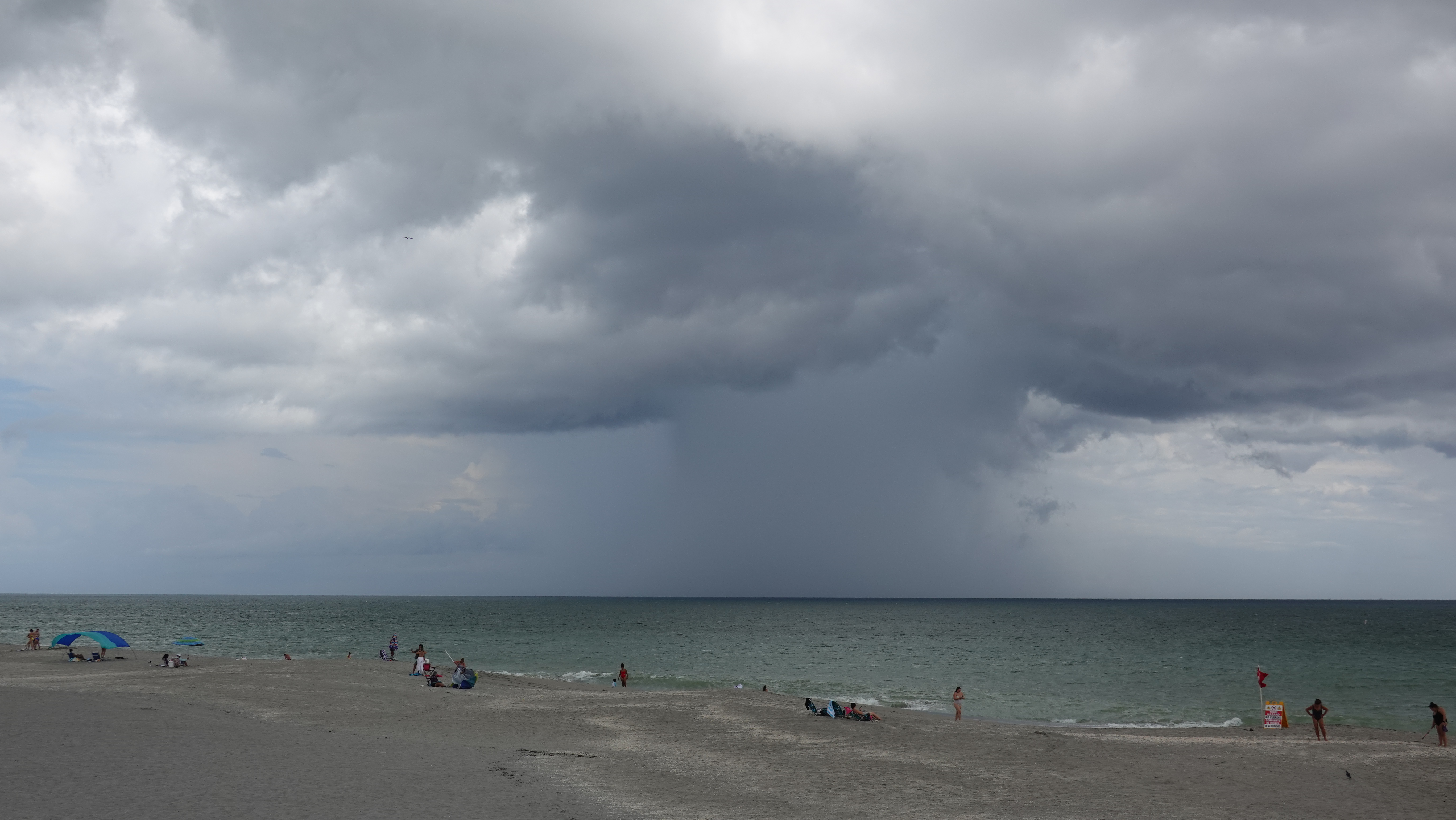 beach with sun an clouds