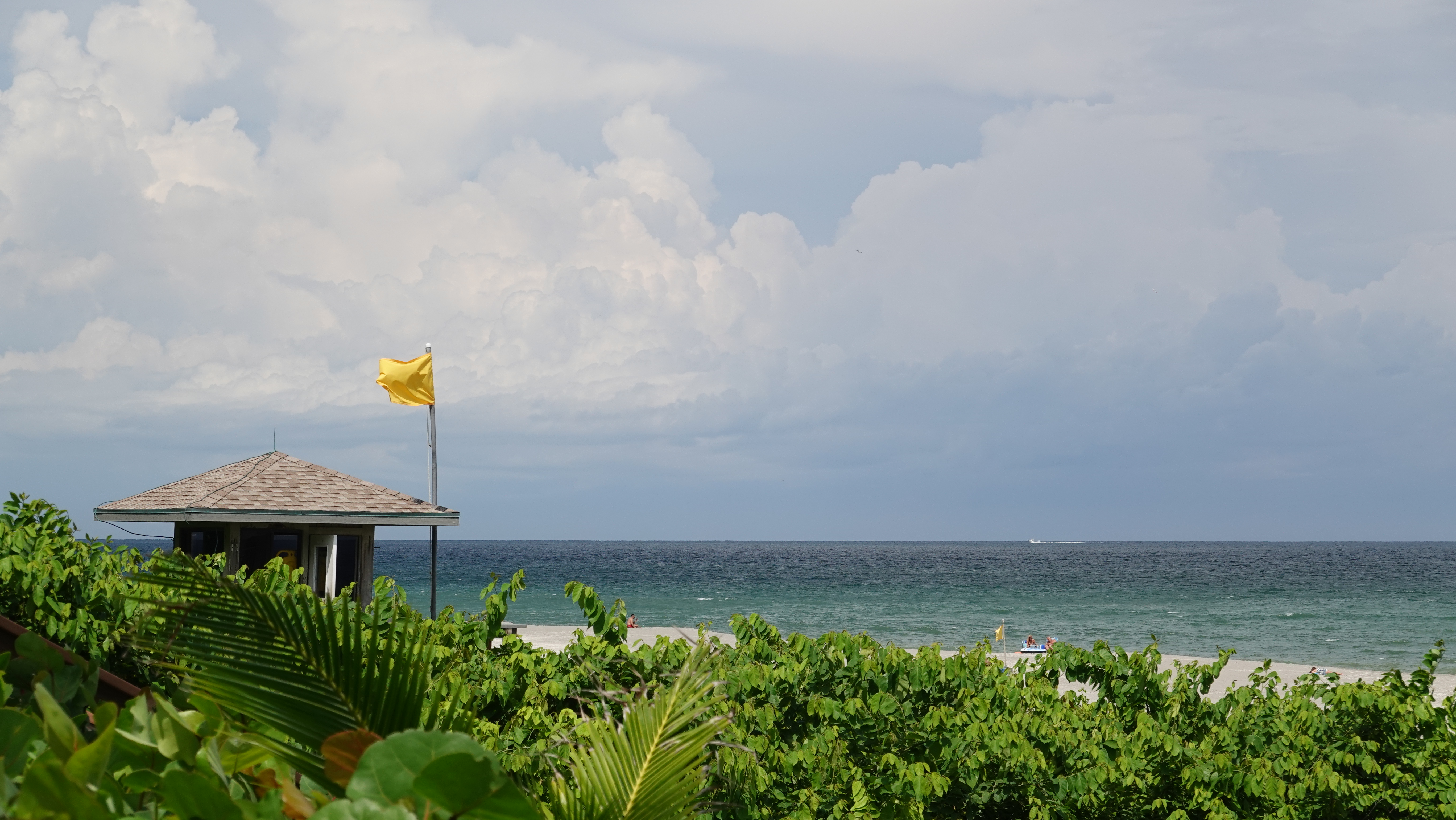 beach with sun an clouds